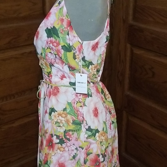 Flowy flattering floral dress size small - Picture 3 of 9